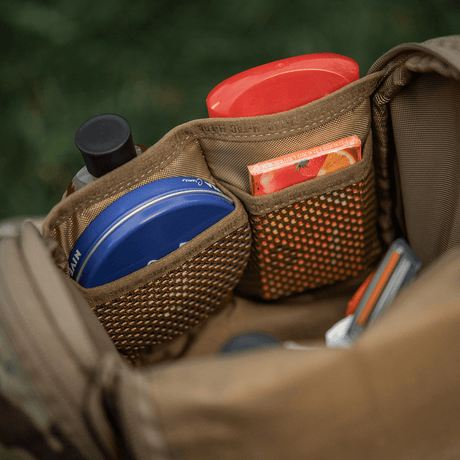 M-Tac toalettmappe Elite Gen.II organiserer toalettsaker som sjampo, tannkrem og barbermaskin i en kompakt toalettmappe for reise.