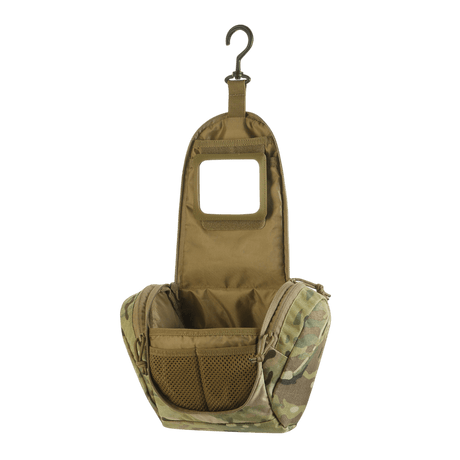 M-Tac toalettmappe Elite Gen.II i camouflagedesign, åpen med kroker for oppheng, viser romslige lommer for oppbevaring av toalettsaker.