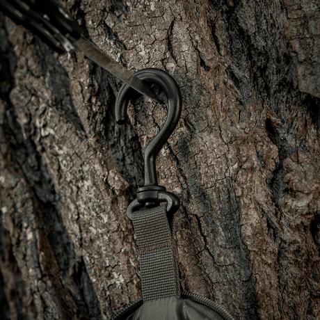 M-Tac toalettmappe Elite Gen.II hengende på tre, robust krok for praktisk oppbevaring.