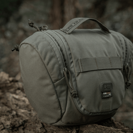 M-Tac toalettmappe Elite Gen.II i robust design, ideell for oppbevaring av toalettsaker under reiser.