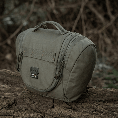M-Tac toalettmappe Elite Gen.II i naturmiljø, kompakt reisetaske for toalettsaker, holdbar og organisert oppbevaring.