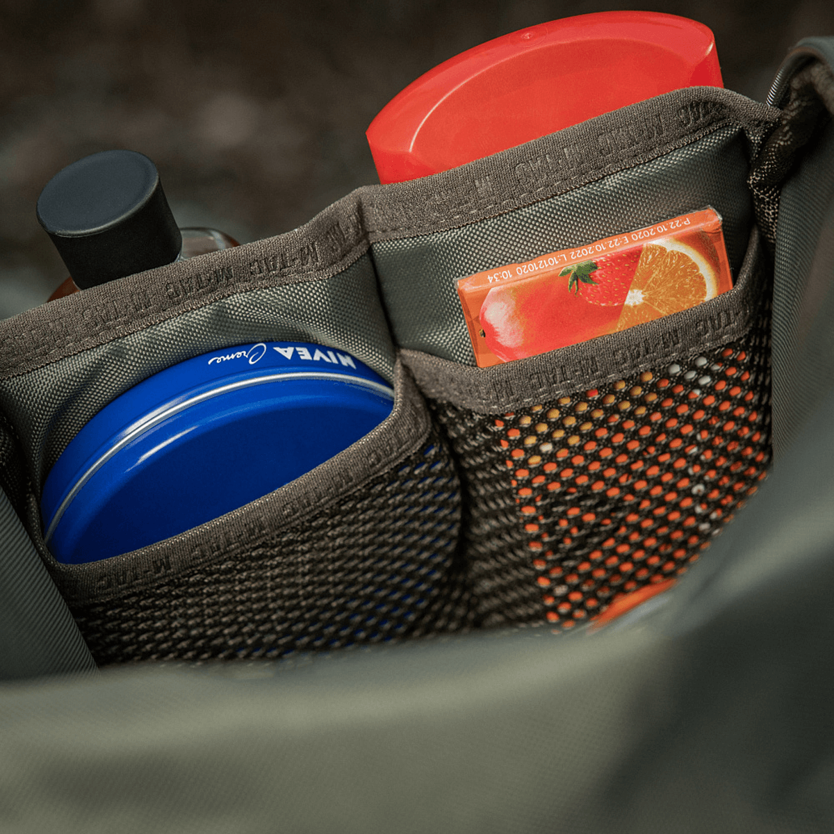 M-Tac Toilettaske Elite Gen.II med opbevaring af plejeprodukter som shampoo og lotion til rejseformål.