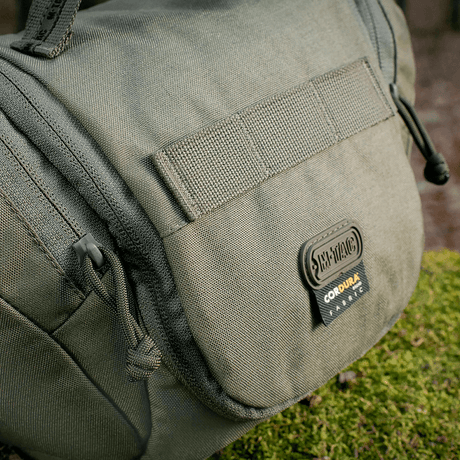 Nærbilde av M-Tac toalettmappe Elite Gen.II i militærgrønn med innebygd Cordura-materiale for robust holdbarhet og praktisk bruk.