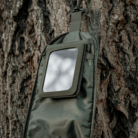 M-Tac toalettmappe Elite Gen.II hengende på tre, utendørs design for oppbevaring av toalettsaker.