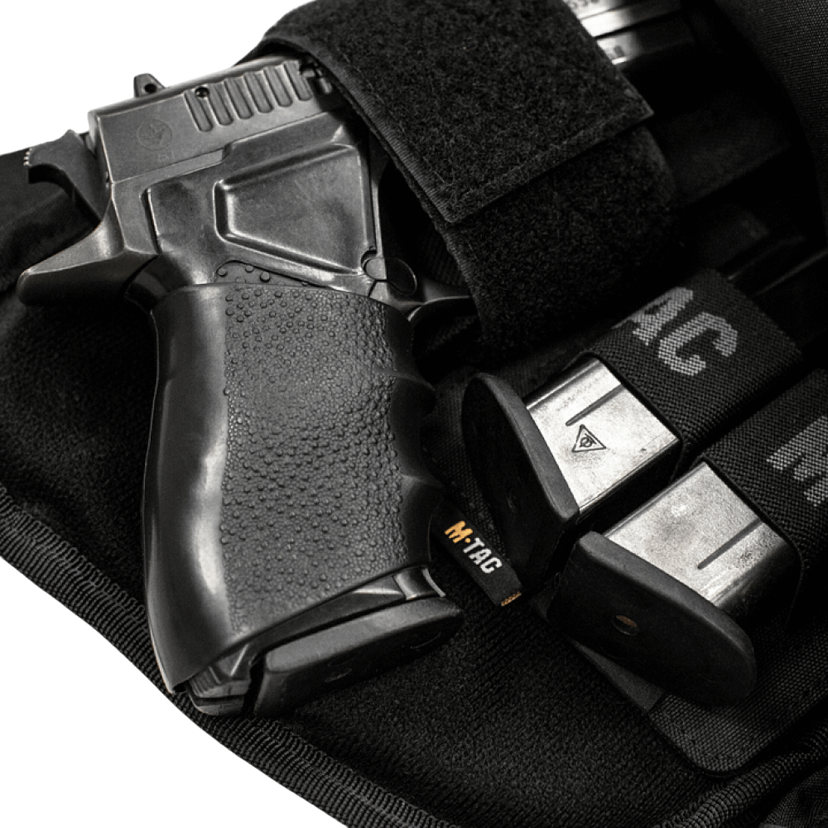M-Tac Double Mag Pouch Hook Backed Magazine med pistol og magasiner i taktisk opbevaring.