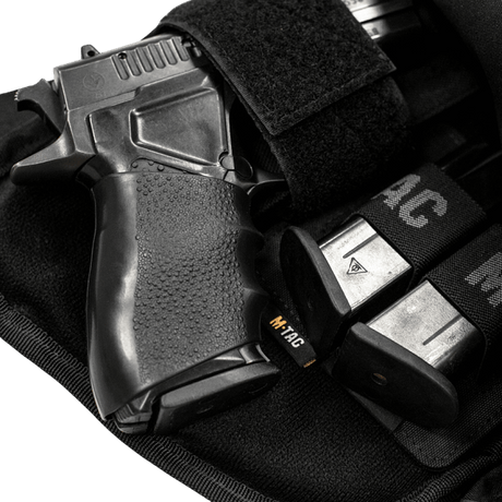 M-Tac Double Mag Pouch Hook Backed Magazine med en pistol og magasiner i et Velcro-festet etui.