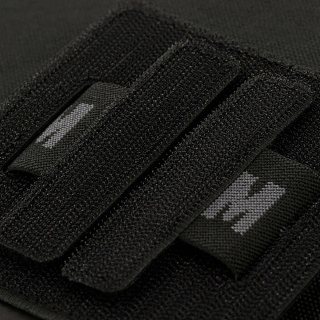 Nærbilde av M-Tac Double Mag Pouch Hook Backed Magazine med Velcro-lukking, ideell for oppbevaring av to pistolmagasiner eller lignende.