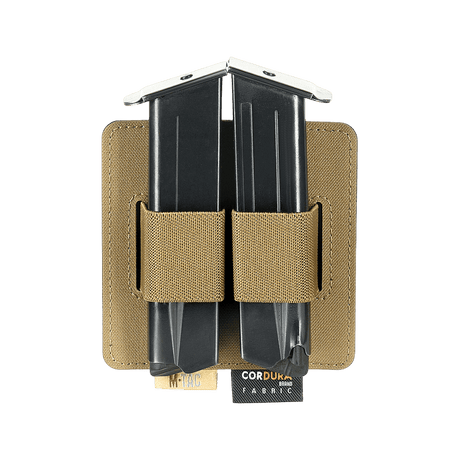 M-Tac Double Mag Pouch Hook Backed Magazine med to svarte magasiner i en brun holder med Velcro-festing, sett forfra.