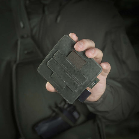 Person holder M-Tac Double Mag Pouch Hook Backed Magazine, perfekt for pistolmagasiner og multitools, festet med Velcro