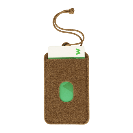 M-Tac Badge Holder – ID-kort og patch med plastbase, myk Velcro, metallringer og paracord, perfekt for nøkkelkort eller reisekort.