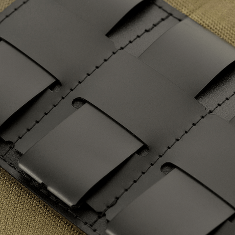 Nærbilde av M-Tac Taktisk Morale Patch Display Board Hook og Loop Molle 120x85 med plastbase og MOLLE-feste for patcher.