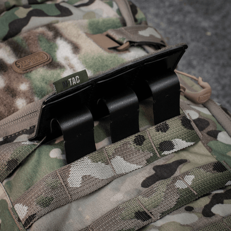 M-Tac Taktisk Morale Patch Display Board Hook og Loop Molle 120x85 på MOLLE-ryggsekk med camouflage-design.