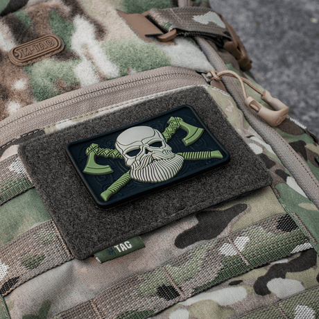 M-Tac Taktisk Morale Patch Display Board Hook og Loop Molle 120x85 festet på camouflasjetaske med dødningehode-patch.