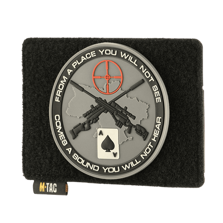 M-Tac Taktisk Morale Patch Display Board Hook og Loop Molle 120x85 med patch og symboler for MOLLE-systemer.