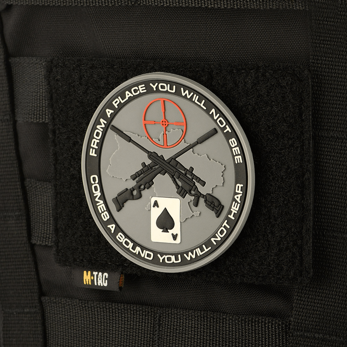 M-Tac Taktisk Morale Patch Display Board Hook og Loop Molle 120x85 med et sniper motiv på sort baggrund. Ideel til MOLLE-systemer.