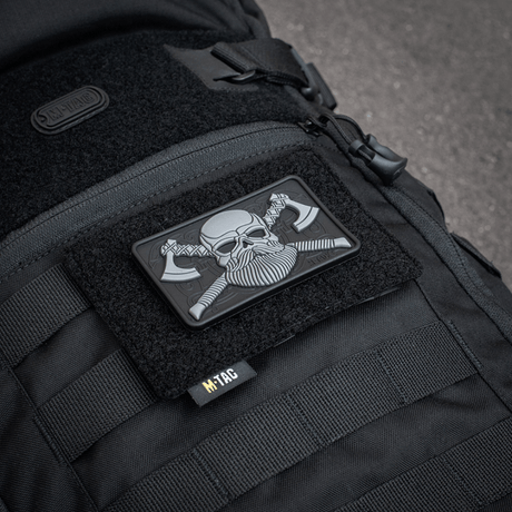 M-Tac Taktisk Morale Patch Display Board Hook og Loop Molle 120x85, montert på en svart veske med plastbase for stabilitet.