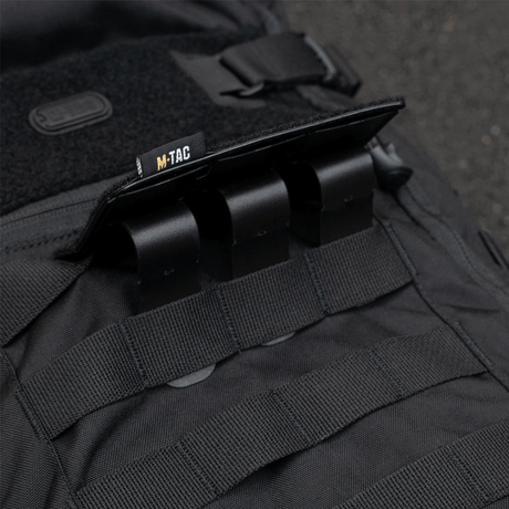 M-Tac Taktisk Morale Patch Display Board Hook og Loop Molle 120x85 montert på ryggsekk med MOLLE-stropper.