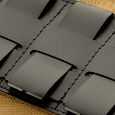 M-Tac Taktisk Morale Patch Display Board Hook og Loop Molle 120x85 med MOLLE-feste og plastbase for stabilitet.