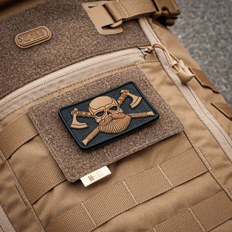 M-Tac taktisk morale-patch displaybrett, hook & loop, MOLLE 120x85, montert på ryggsekk med plastbase for patcher