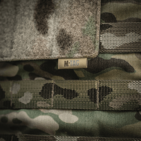 M-Tac panel for patches på MOLLE 120x85 med hook & loop-overflate og plastbase for stabilitet, festet til kamuflasje-MOLLE-system