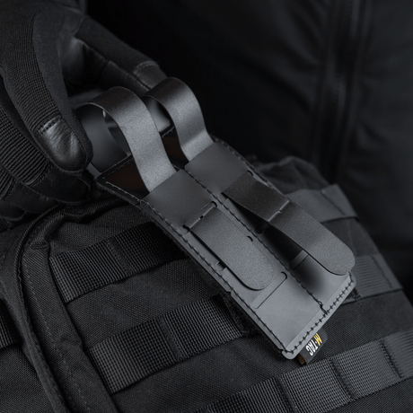 M-Tac panel for patches på MOLLE 80x135 montert på en veske, viser plastbase og hook & loop-overflate for patches, måler 80x135 mm