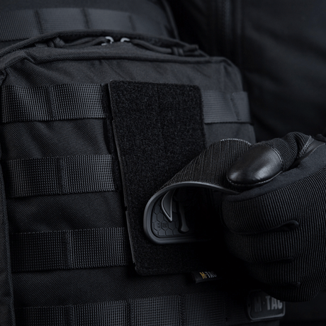M-Tac panel for patches på MOLLE 80x135 for feste via MOLLE-system med hook & loop-overflate, plastbase for stabilitet, 80x135 mm