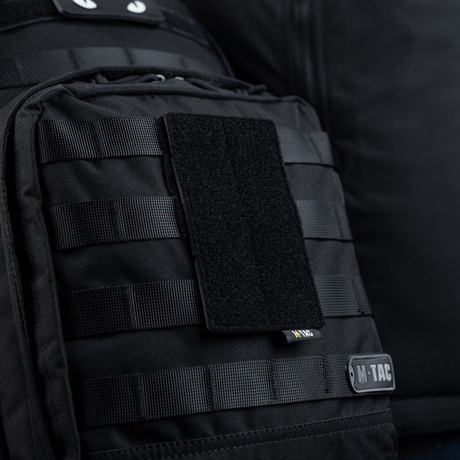 M-Tac panel for patches på MOLLE 80x135 montert på svart veske med MOLLE-system
