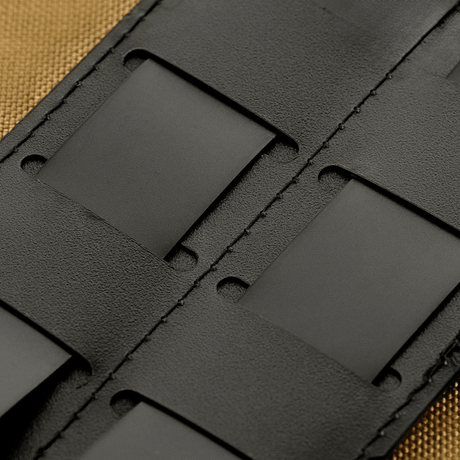M-Tac panel for patches på MOLLE 80x135 med plastbase og hook & loop-overflate, festet til MOLLE-systemet for stabilitet