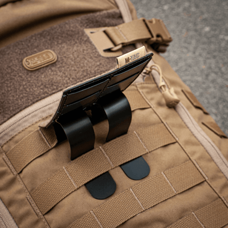 M-Tac panel for patches på MOLLE 80x135 montert på en ryggsekk
