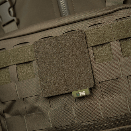 M-Tac panel for patches på MOLLE 80x85 montert med hook & loop-overflate for patches og ID, plastbase for stabilitet