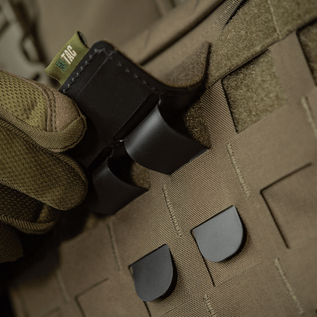 M-Tac panel for patches på MOLLE 80x85 festet til MOLLE-system med plastbase for stabilitet og hook & loop-overflate for patches