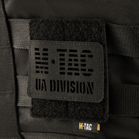 M-Tac-panel for patches på MOLLE 80x85 med hook & loop overflate for ID og patches, montert på MOLLE-system.