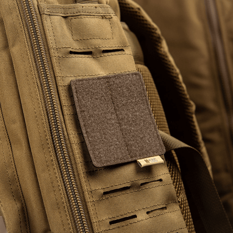 M-Tac-panel for patches på MOLLE 80x85 festet til ryggsekk med hook & loop overflate, plastbase for stabilitet.