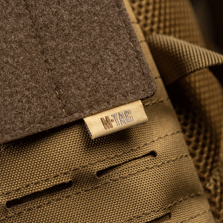 M-Tac-panel for patches på MOLLE 80x85 med hook & loop overflate og festing via MOLLE-systemer.