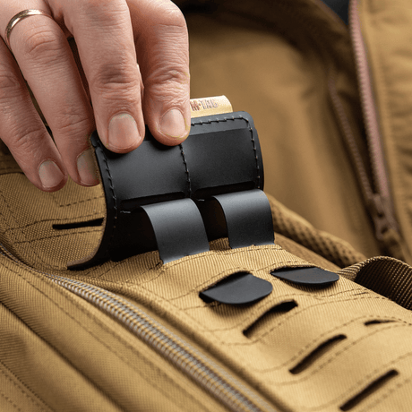M-Tac-panel for patches på MOLLE 80x85 festet til veske med hook & loop-system, plastbase og MOLLE-kompatibilitet.