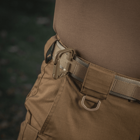 M-Tac Cobra Buckle Taktisk Bælte Laser Cut i brug, designet til militær og politi udstyr, lavet af Cordura Squadron og 40 mm nylonwebbing.