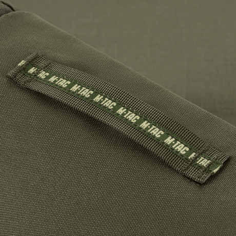 M-Tac Toilettaske med vannavvisende 600D polyester, egnet for oppbevaring av tannbørste og kremer, kompakt og formstabil design.