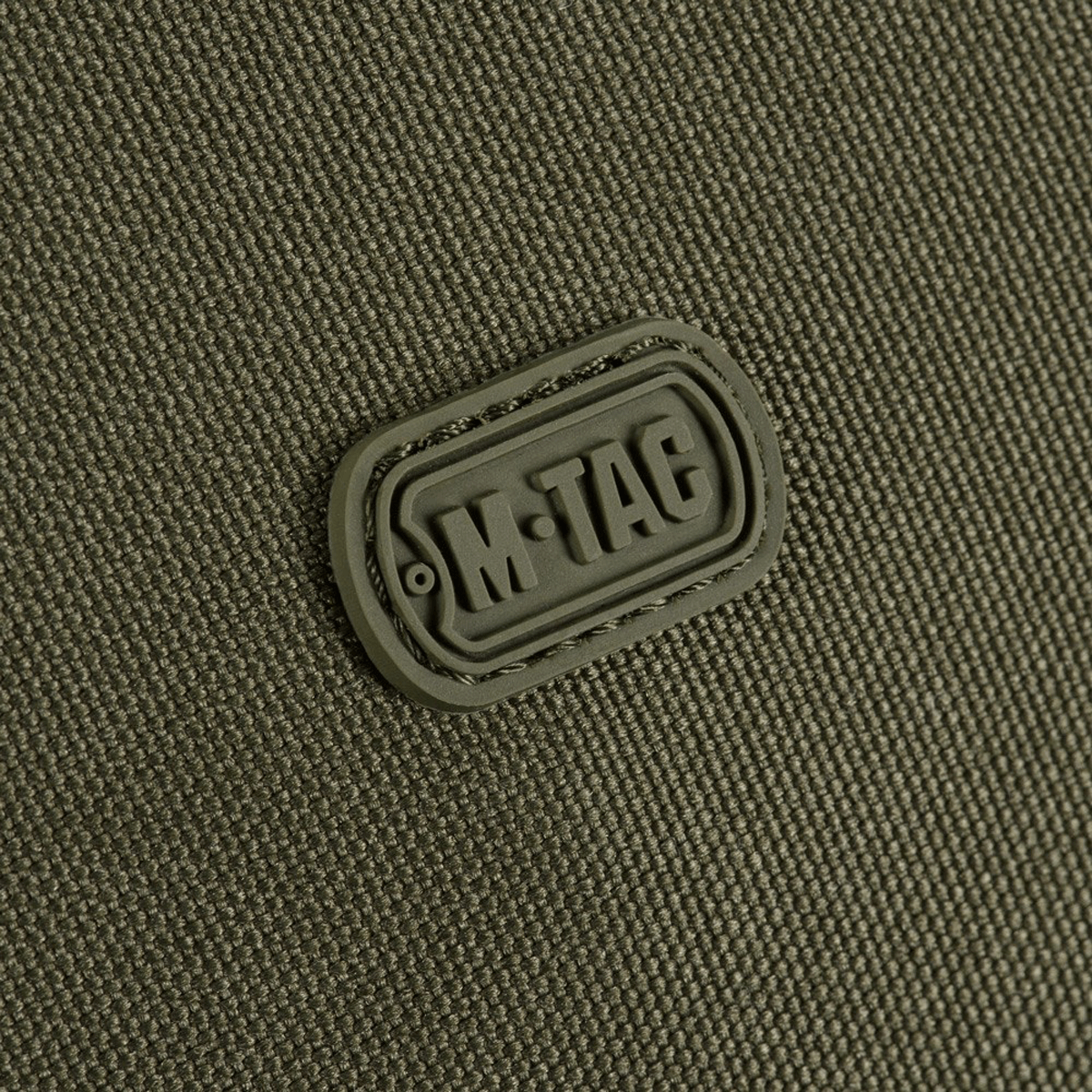 Detaljeret billede af M-Tac Toilettaske med vandafvisende 600D polyester og PVC-belægning, ideel til opbevaring af hygiejneartikler.