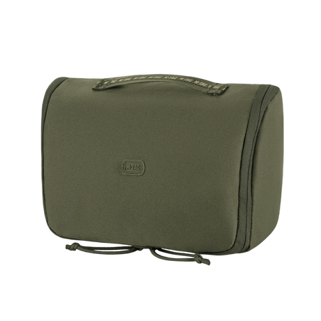 M-Tac Toilettaske i kompakt design for reise og hverdagsbruk, laget av vannavvisende 600D polyester med PVC-belegg. Dimensjoner: 24x15x8,5 cm.