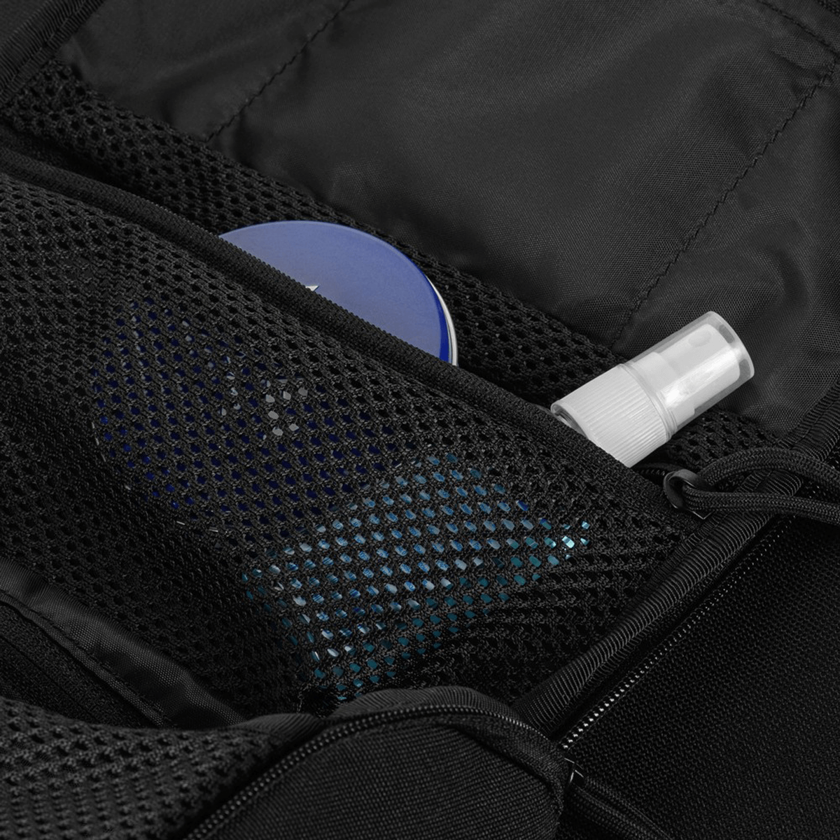 Detaljeret visning af M-Tac Toilettaske med opbevaring af hygiejneprodukter såsom cremer og spray i netlommer.