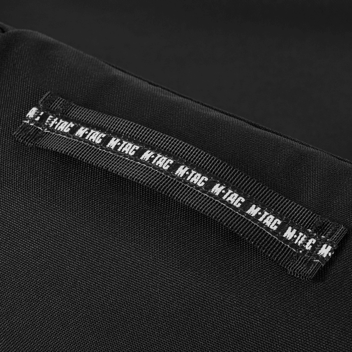 M-Tac Toilettaske i slidstærkt 600D polyester med PVC-belægning, vandafvisende og kompakt design til opbevaring af hygiejneartikler.