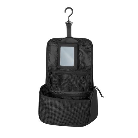 M-Tac Toilettaske i sort 600D polyester, kompakt og vannavvisende, åpen med krok for reiseoppbevaring av toalettartikler.