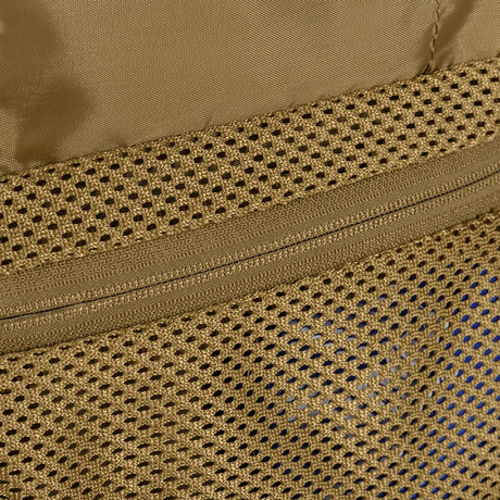Nærbilde av M-Tac toalettmappe i vannavvisende 600D polyester, med glidelåsdetalj og mesh-design. Praktisk for oppbevaring og reise.