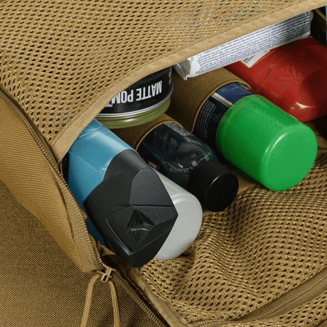 M-Tac toalettmappe med kompakt design for oppbevaring av reisetoalettartikler, laget av vannavvisende 600D polyester med PVC-belegg.