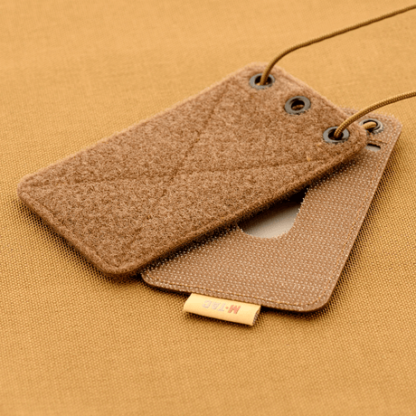 M-Tac taktisk ID-kortholder med snor i solid Cordura med gjennomsiktig panel og velcro-feste, egnet for taktisk bruk.