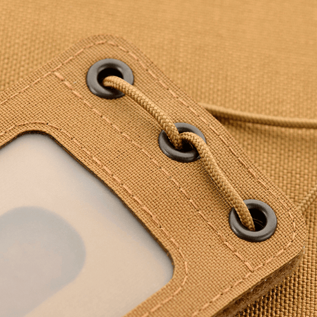 Nærbilde av M-Tac taktisk ID-kortholder med snor i Cordura, med transparent vindu og robust design, egnet for taktisk bruk.