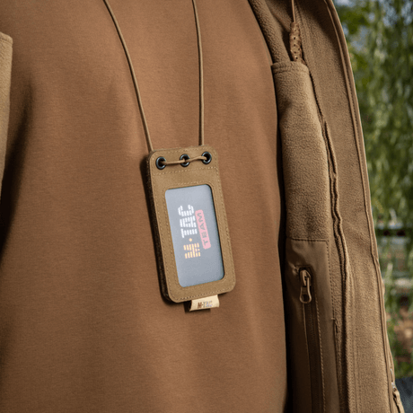 M-Tac taktisk ID-kortholder med snor i Cordura og transparent panel, båret rundt halsen, egnet for taktisk bruk.