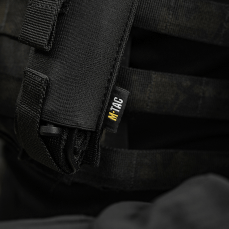 M-Tac Tourniquet Pouch Elastisk VELCRO Gen.II i svart Cordura 500D, montert på en taktisk vest med VELCRO-feste.
