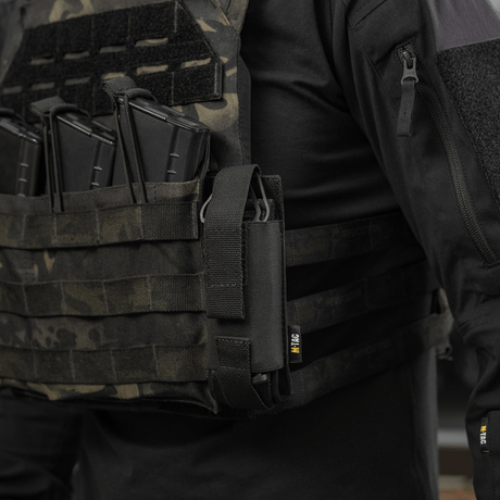 M-Tac Tourniquet Pouch Elastisk VELCRO Gen.II montert på taktisk vest, klar for rask tilgang til C-A-T tourniquet. Robust Cordura 500D.