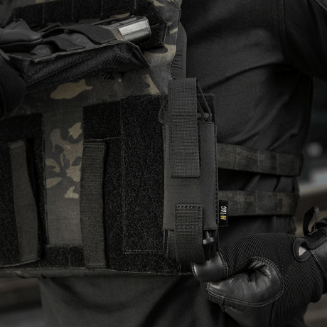 Taktisk M-Tac Tourniquet Pouch Elastisk VELCRO Gen.II montert på en taktisk vest for rask tilgang til C-A-T tourniquet.